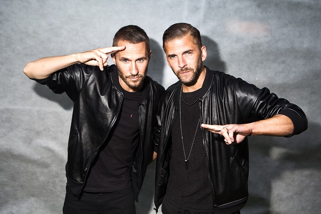 Bandet Galantis som består av två killar. De har svarta läderjackor, skägg och gör honnörtecken.