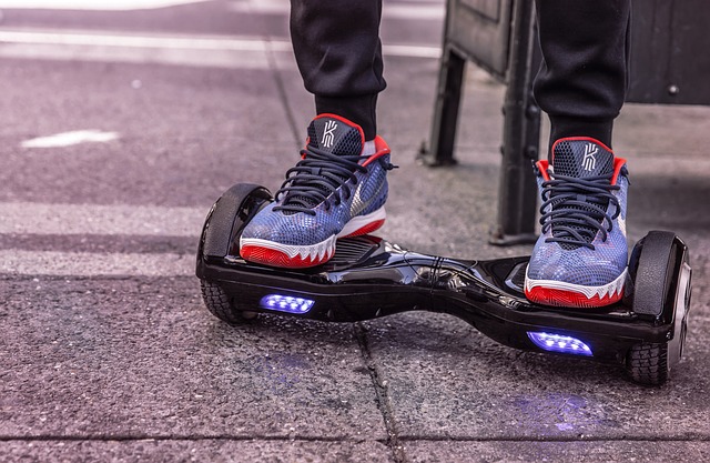 2 fotter pa en hoverboard.