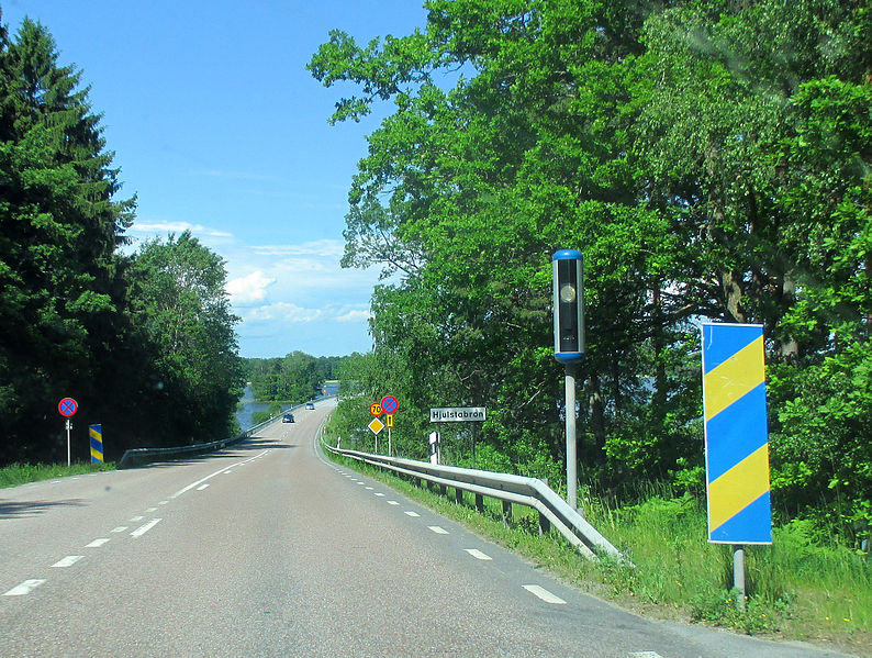 En fartkamera framför en bro.