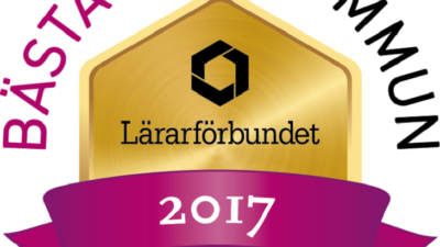 En logga med en guldiga skylt där det står "Lärarförbundet 2017". Ovanför står det "Bästa skolkommun" i stora bokstäver.