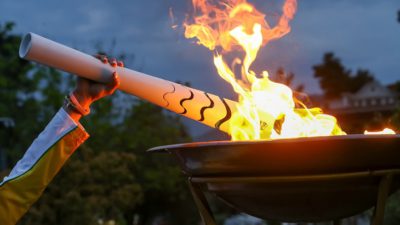 En vit fackla tänds i en skål med eld.