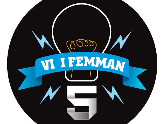Loggan för tävlingen Vi i femman. Loggan föreställer en glödlampa som det gnistrar blå blixtar från. Under glödlampan finns en femma. Över glödlampan står texten Vi i femman i en blå rosett.