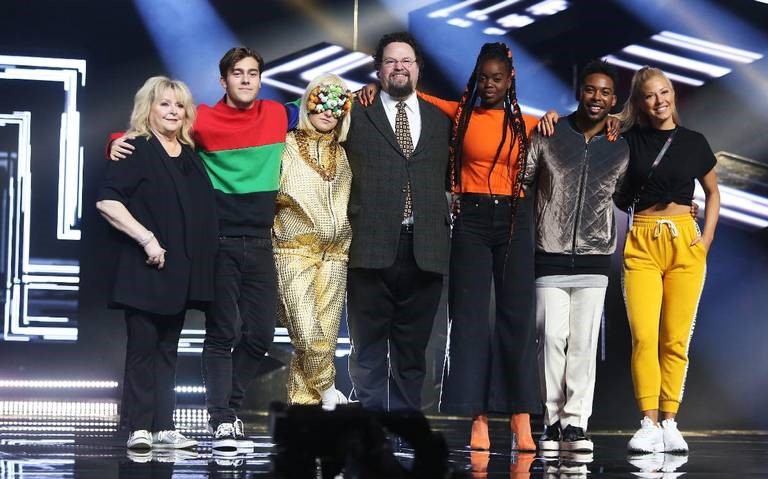 7 artister står på Melodifestivalens scen. Från vänster Kikki Danielsson, Benjamin Ingrosso, Kamferdrops, Edward Blom, Renaida, John Lundvik och Sigrid Bernson