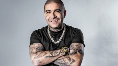 Mendez står med armarna i kors och ler.