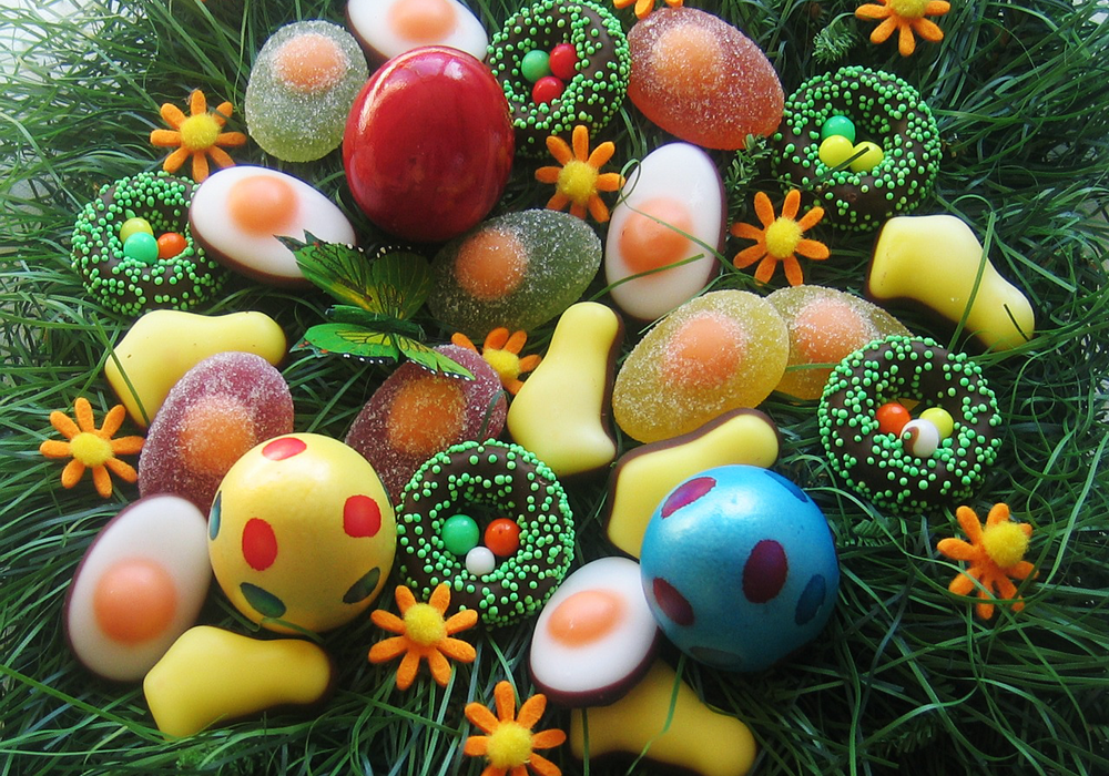 Påskgodis på grönt gräs.