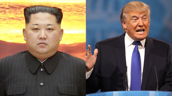 En bild på Kim och en på Trump. Kim har svarta kläder och tittar rakt fram med allvarlig min in i kameran. Han har kort svart hår som ligger bakåtkammat, små ögonbryn och dubbelhaka. Trump står i en talarstol och pratar. Han viftar med ena handen och har öppen mun. Han har kostym med slips och kort, tunt håår som han har kammat fram över huvudet.