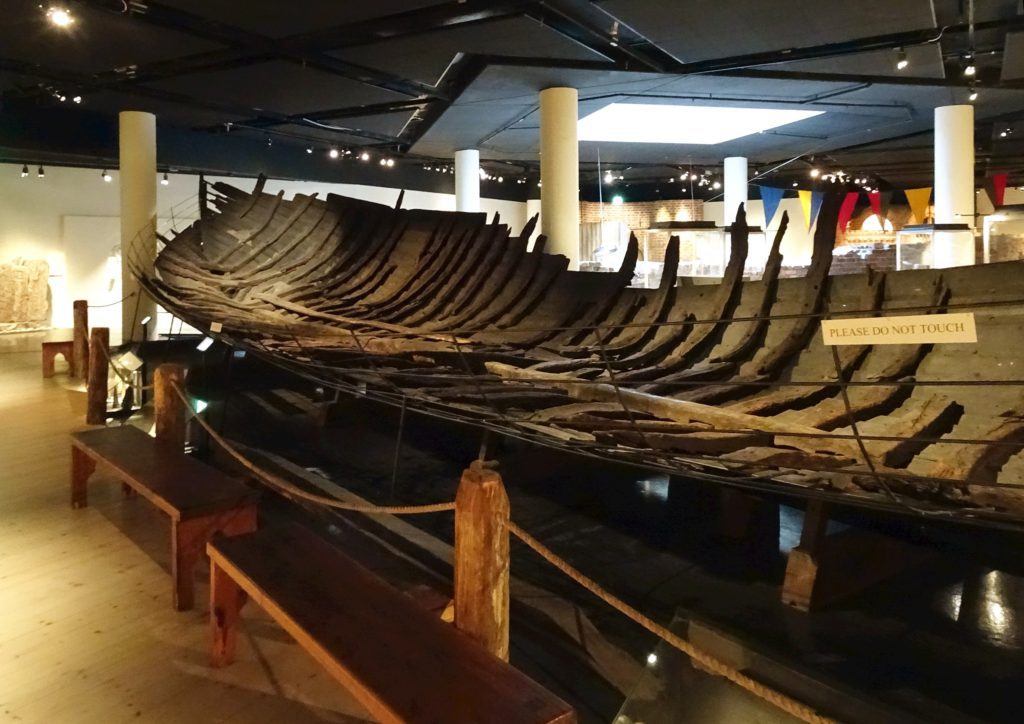 Bitar av ett träskepp på Medeltidsmuseet i Stockholm