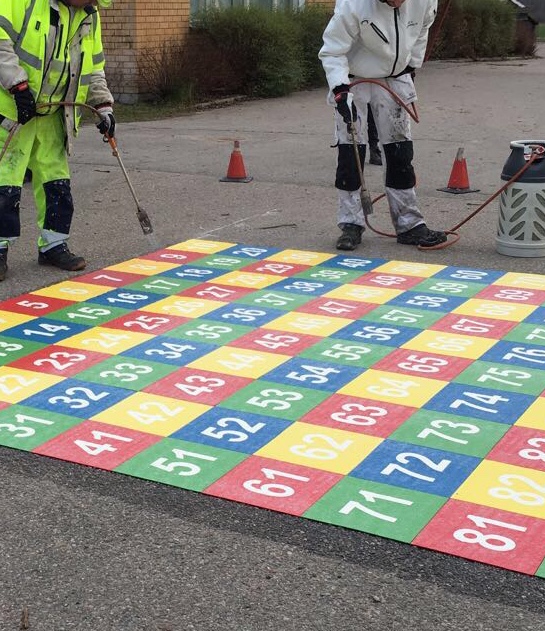 En stor kvadrat som består av mindre färgglada kvadrater med siffrorna 1 - 100 i sig.