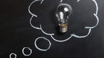 En svart tavla där det är ritat en tankebubbla. I bubblan sitter en glödlampa som ska symbolisera en idé.