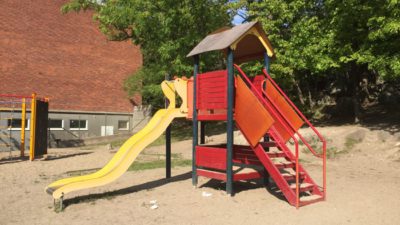 Liten rutschekana på skolgård