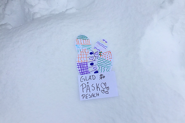 En påskteckning i snön.