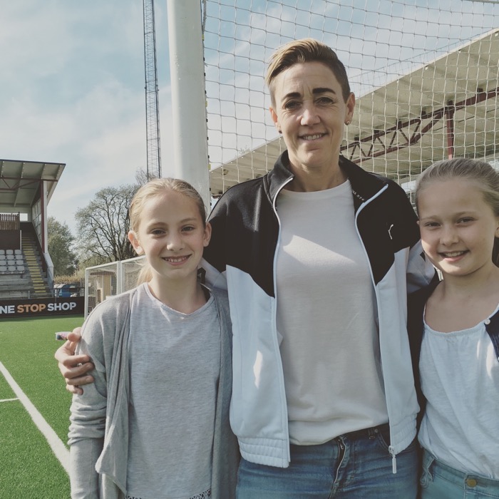 Therese Sjögran med minireportrarna Filippa och Olivia