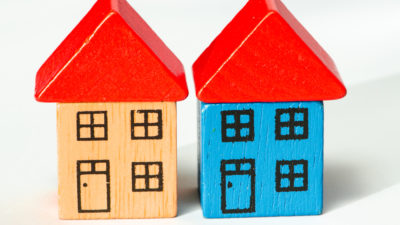 Två hus byggda av leksaksklossar.