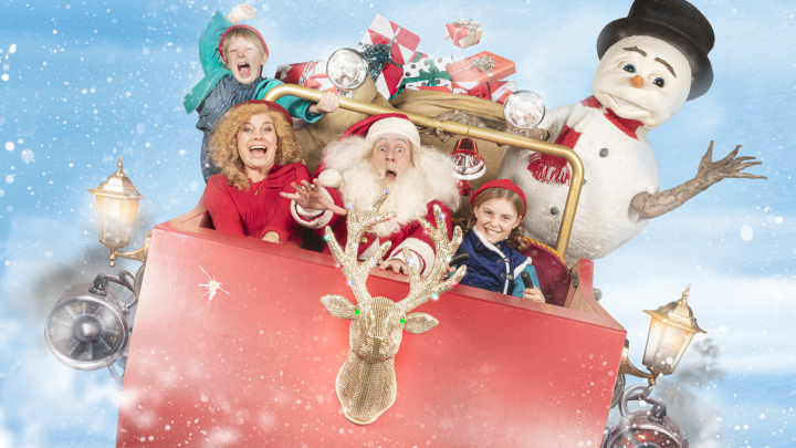 Tomtefamiljen i en släde.