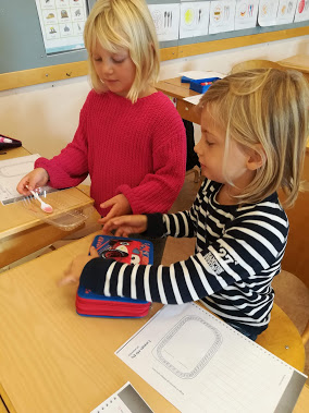 Foto på eleverna när de experimenterar i klassrummet.