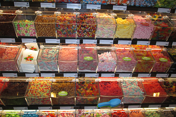 Foto på rader av lösgodis.