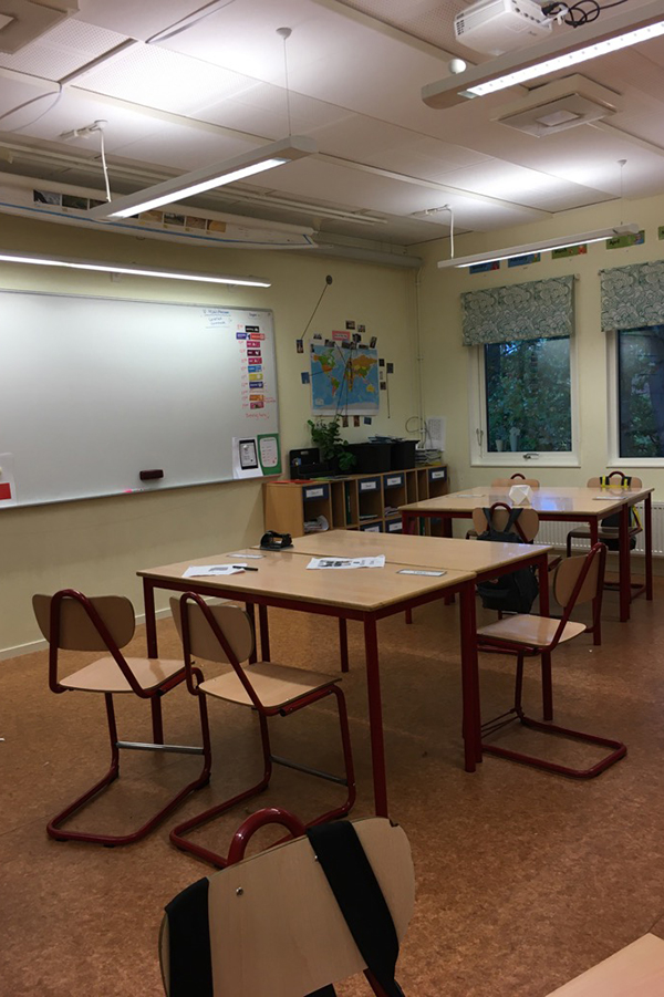 Ett foto på ett tomt klassrum.