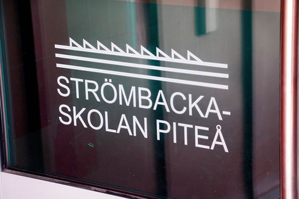 Foto på loggan till Strömbackaskolan i Piteå.