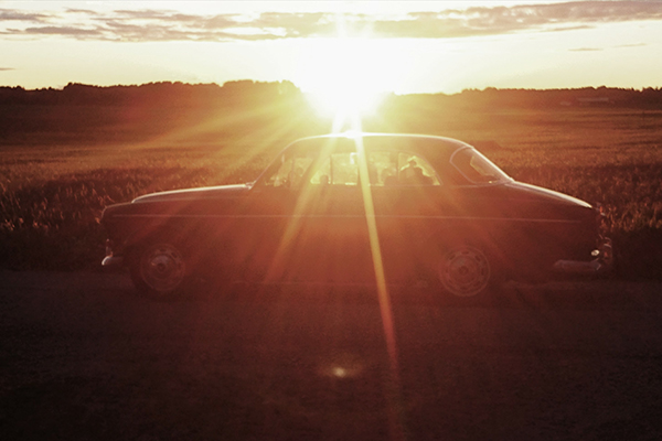 Foto på en Volvo Amazon i solnedgången.