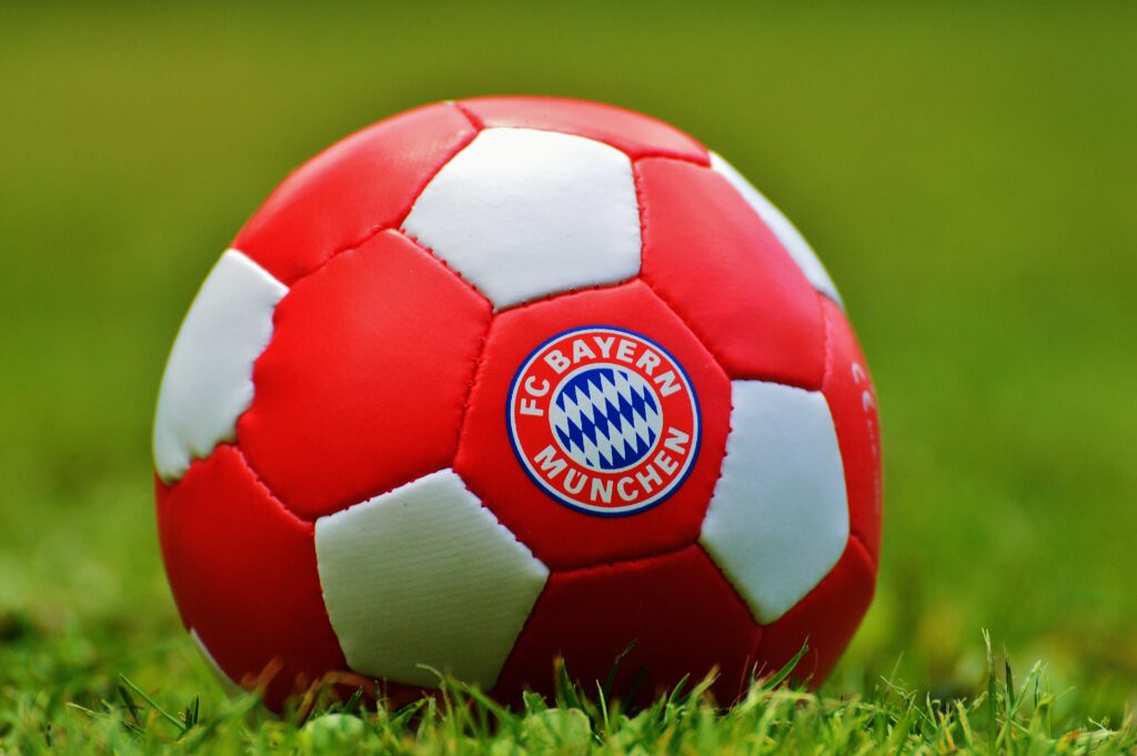 En fotboll med Bayern Münchens logga på