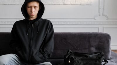 En pojke i luvtröja