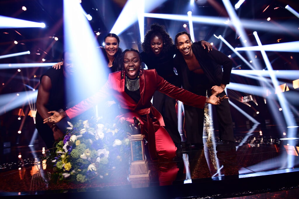 Tusse tillsammans med sina fyra dansare