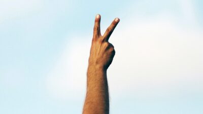 En person som tecknar fredstecknet