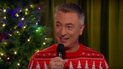 Tareq Taylor presenteras under SVT:s presskonferens.