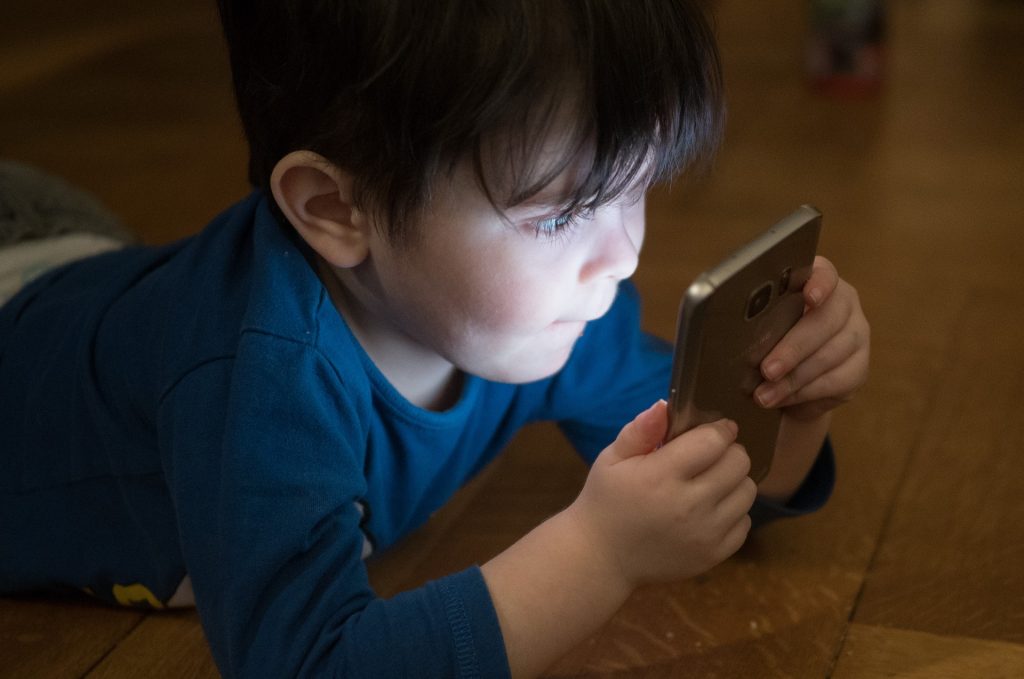 Unga vill använda mobilen mindre.